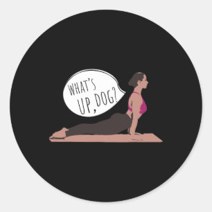 Adesivo Redondo O Que Acontece Cachorro Yoga Divertido Para Homens