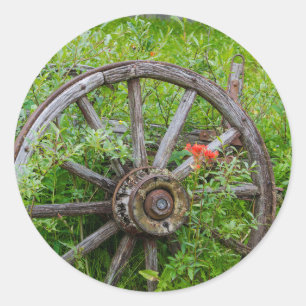 Adesivo Redondo O vagão velho roda dentro a cidade histórica 3 d