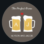 Adesivo Redondo O Vinheta/ Envelope Perfeito De Casamento Brew<br><div class="desc">Perfeito para casais que compartilham o amor pela cerveja,  este adesivo perfeito é perfeito como adesivos de favoritos ou selos de envelopes. Convites correspondentes disponíveis em berryberrysweet.com</div>