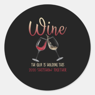 Adesivo Redondo O Vinho Que Mantém Este Shitshow De 2020 Torcendo