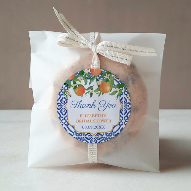 Adesivo Redondo Obrigado Chá de casamento Positano Laranjas (This Bridal shower favor sticker features oranges against a blue and white vintage tile background. )