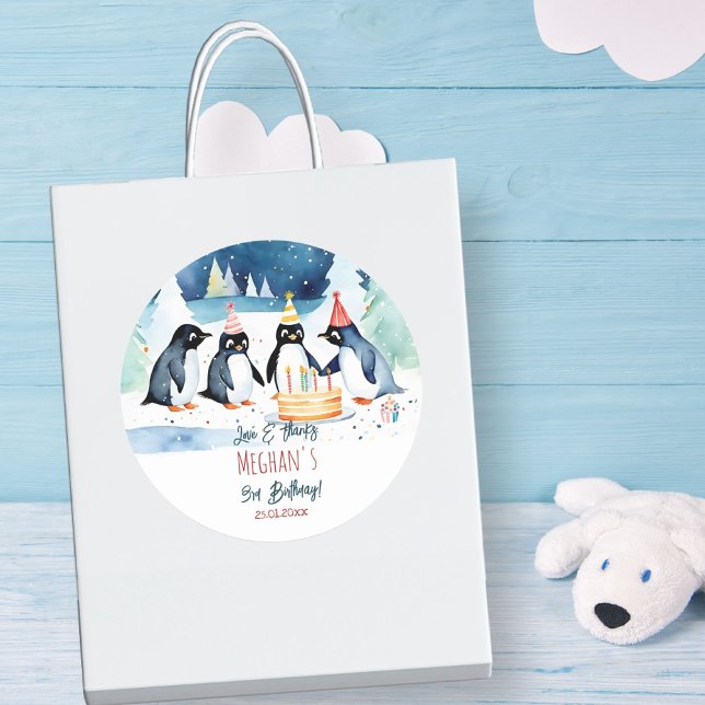 Adesivo Redondo Obrigado de aniversário do Penguin arctic de inver (Penguin arctic winter birthday thank you favor stickers cute penguins with a birthday cake favors)