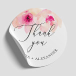 Adesivo Redondo Obrigado de casamento floral cor-de-rosa-d-água<br><div class="desc">Um obrigado de casamento floral cor-de-água,  cor-de-rosa,  que você cola com um roteiro elegante. Adequado para o tema do jardim botânico.</div>