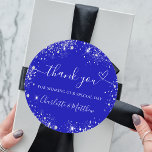 Adesivo Redondo Obrigado de coração de prata azul real, seu casame<br><div class="desc">Um fundo azul real clássico,  a cor azul é irregular. Decorado com falso brilho prateado,  faíscas e um coração. Personalize e adicione seus nomes. Com o texto: Obrigado por compartilhar nosso dia especial.</div>