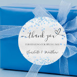 Adesivo Redondo Obrigado de corações azuis prateados<br><div class="desc">Fundo de prata falsa,  decorado com pequenos corações azuis. Com o texto: Obrigado por compartilhar nosso dia especial,  com um coração pequeno. Personalize e adicione seus nomes.</div>