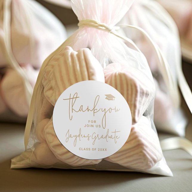 Adesivo Redondo obrigado de Formando de Script Simples Dourado (Gold Simple Modern Script Graduate thank you Classic Round Sticker)