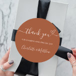 Adesivo Redondo Obrigado de laranja queimado seu casamento cardíac<br><div class="desc">Um fundo cor de laranja,  poeirento e queimado. Com o texto: Obrigado por compartilhar nosso dia especial,  com um coração pequeno. Personalize e adicione seus nomes.</div>