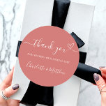Adesivo Redondo Obrigado de laranja queimado seu casamento cardíac<br><div class="desc">Um fundo cor de laranja,  poeirento e queimado. Com o texto: Obrigado por compartilhar nosso dia especial,  com um coração pequeno. Personalize e adicione seus nomes.</div>