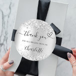 Adesivo Redondo Obrigado de prata confetti<br><div class="desc">Fundo de prata falsa,  decorado com confete,  faíscas. Com o texto: Obrigado por comemorar comigo,  com um pequeno coração. Personalize e adicione seu nome.</div>