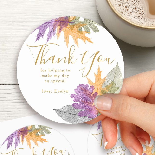 Adesivo Redondo Obrigado Folhas de Outono Grafia Elegante Dourada (October Leaves thank you sticker with fully editable gold text and autumn fall leaf design)