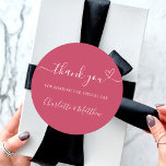 Adesivo Redondo Obrigado Magenta de casamento<br><div class="desc">Um fundo magenta de tendência. Com o texto: Obrigado por compartilhar nosso dia especial,  com um coração pequeno. Personalize e adicione seus nomes.</div>