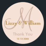 Adesivo Redondo Obrigado Monograma Vinheta<br><div class="desc">Vinhetas iniciais com noiva e nome noivo, data de casamento e obrigado mensagem para expressar sua gratidão no dia do seu casamento ou em qualquer ocasião especial. .Mais cores estão disponíveis para sua escolha. Você também pode personalizar a cor e a fonte usando o botão personalizar o recurso abaixo do...</div>