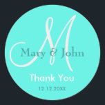 Adesivo Redondo Obrigado Monograma Vinheta<br><div class="desc">Vinhetas iniciais com noiva e nome noivo, data de casamento e obrigado mensagem para expressar sua gratidão no dia do seu casamento ou em qualquer ocasião especial. Mais cores estão disponíveis para sua escolha. Você também pode personalizar a cor e a fonte usando o botão personalizar o recurso abaixo do...</div>