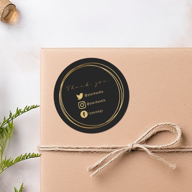 Adesivo Redondo Obrigado pela sua compra, preto e dourado (Black round sticker with gold script, double circle frame, and social media icons.)