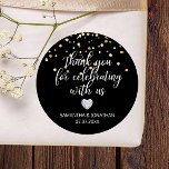 Adesivo Redondo OBRIGADO por Celebrar Casamento Dourado NEGRO<br><div class="desc">Etiquetas/rótulos de casamento encantadores e personalizados para os seus favores de presentes. Pequeno coração de diamante falso para adicionar um pouco de brilho e toque de classe. Dourado confetti. Palavra: Obrigado por comemorar conosco. Essa obrigado que você modelo de adesivo de casamento pode ser editada como quiser.</div>