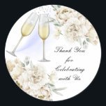 Adesivo Redondo Obrigado por Celebrar Conosco<br><div class="desc">Esta linda etiqueta de casamento apresenta um delicado e elegante texto "Obrigado por Celebrar Conosco" rodeado por flores suaves. A paleta de cores sutis cria um visual atemporal e romântico, perfeito para selar convites de casamento, sacolas de lembrancinhas ou cartões de agradecimento. Os detalhes florais oferecem um toque moderno e...</div>