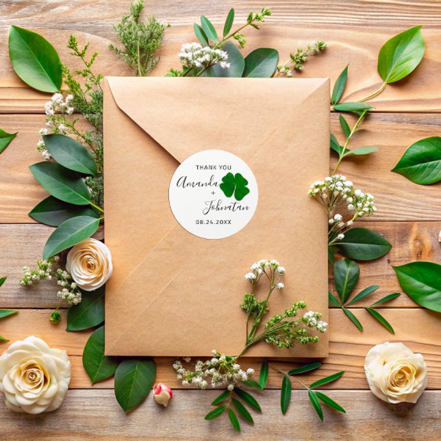 Adesivo Redondo Obrigado por salvar a data Nome Trevo de Quatro Fo (Thank Save The Date Name Four-leaved Clover White Classic Round Sticker)