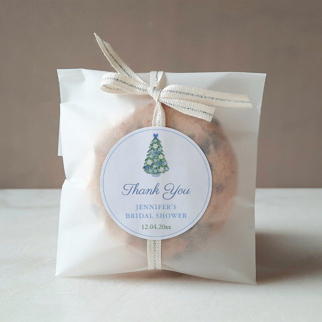 Adesivo Redondo Obrigados de Chá de casamento da árvore de Natal C (Elegant Blue And White Holidays Bridal Shower Favor Stickers)