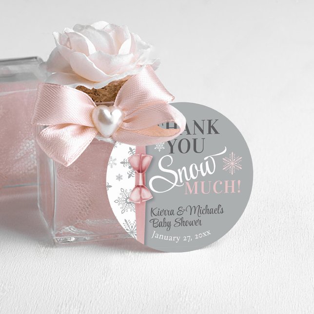 Adesivo Redondo Obrigados NEVAM Muita Garota Rosa Floco de Neve Ch (Thank you snow much baby girl pink & gray cute snowflake brunch shower round favor gift sticker tag)