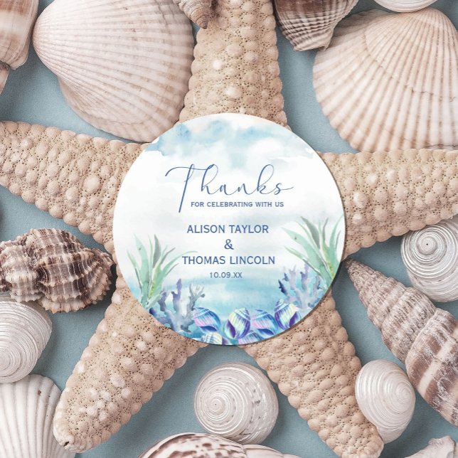 Adesivo Redondo Obrigados Para Celebrar Conosco! Casamento de Verã (design for summer weddings, engagement parties, features seashells of blue watercolor and rainbow.)