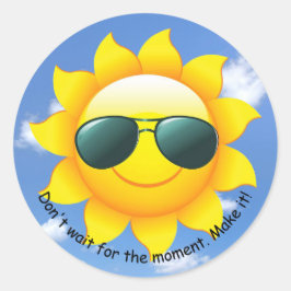 Adesivo Redondo Óculos escuros no sol amarelo no céu com aspas