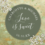 Adesivo Redondo Olive Green Love É Um Favor De Casamento Doce<br><div class="desc">O favor do casamento verde-oliva é o doce adesivo redondo clássico. Projetado por Thisnotme©</div>