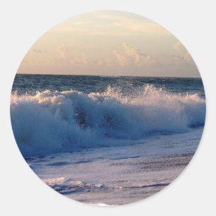 Adesivo Redondo Ondas quebradiças e irregulares em uma praia da Fl