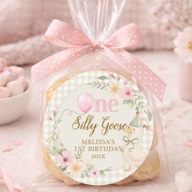 Adesivo Redondo One Silly Goose Gingham Pink Flora Birthday Party  (Criador carregado)