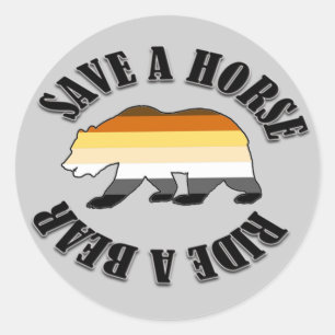 ADESIVO REDONDO ORGULHO DO URSO GAY SALVE UM CAVALO MONTE UM URSO