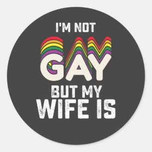 Adesivo Redondo Orgulho LGBT Não Sou Gay, Mas Minha Esposa É