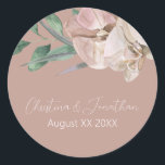 Adesivo Redondo Orquídeas Românticas em Aquarela sobre Rosa Poeira<br><div class="desc">Esses adesivos para casamento românticos apresentam um design floral nos cartões de jogo. O fundo é um rosa poeira ou rosa desbotado elegante,  com orquídeas em aquarela. Um delicado buquê de flores de orquídea é retratado na parte superior,  com os nomes dos noivos impressos abaixo.</div>