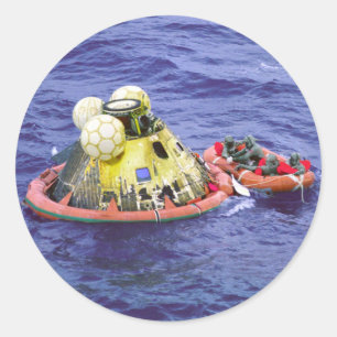 Adesivo Redondo Os astronautas de Apollo 11 vêm em casa