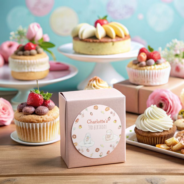 Adesivo Redondo Ovelha rosa-branca sobrepõe-se ao aniversário de c (Criador carregado)