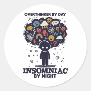 Adesivo Redondo Overthinker by day, Insomniac by night