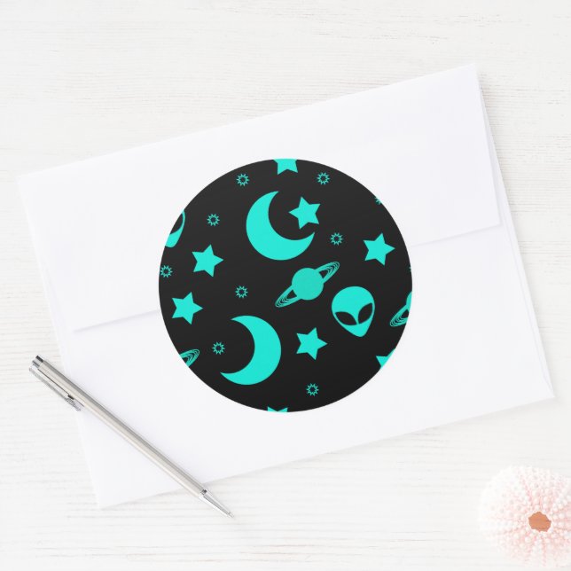 Adesivo Redondo Padrão de Alien Turquesa com Estrelas e Luas (Envelope)