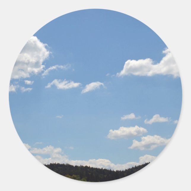 Adesivo Redondo Paisagem com colinas verdes, árvores e nuvens (Frente)