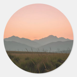 Adesivo Redondo Paisagem de Montanhas Serenas com Pôr do Sol Rosa