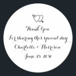 Adesivo Redondo Palhaço preto de corações brancos a favor do prese<br><div class="desc">Escrita personalizada a preto e branco e corações A favor da dádiva de casamento a favor dos adesivos redondos clássicos</div>