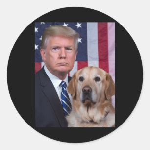 Adesivo Redondo Palhaço Trump E Cachorro Retriever Dourado Bandeir