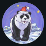 Adesivo Redondo Panda Bear Christmas<br><div class="desc">Os presentes e acessórios de natal Festivo Panda Bear Bear de Animal apresentam nossa divertida trabalho de arte de um urso panda fofo escondido em um chapéu vermelho de Papai Noel em uma paisagem nevada contra um céu noturno estrelado azul escuro texturizado pintado pelo ilustrador de livros infantis Traci Van...</div>