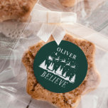 Adesivo Redondo Papais noeis acreditam na tradicional foto verde d<br><div class="desc">Os papais noeis acreditam no Natal tradicional,  Natal moderno,  verde e design de presente de autocolante.</div>