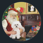 Adesivo Redondo Papais noeis Bichon Frise #2<br><div class="desc">Papais noeis em casa com sua Festa Bichon, relaxando em frente ao fogo antes da grande noite. (Notem Mona Lisa sobre o manto segurando o mesmo cachorro.)</div>