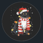 Adesivo Redondo Papais noeis De Gato Preto E Bonito Do Kawaii Tang<br><div class="desc">Papais noeis De Gato Preto E Grito Do Kawaii Tangidos Em Luzes De Xmas Pajama</div>