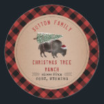 Adesivo Redondo Papais noeis do Ranch da Árvore de Natal Xadrez de<br><div class="desc">Ilustração de um bisão de búfalo vestindo chapéu de Papai Noel com árvore de Natal amarrada às costas. A borda é o padrão de xadrez de búfalo vermelho e preto.</div>