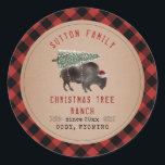 Adesivo Redondo Papais noeis do Ranch da Árvore de Natal Xadrez de<br><div class="desc">Ilustração de um bisão de búfalo vestindo chapéu de Papai Noel com árvore de Natal amarrada às costas. A borda é o padrão de xadrez de búfalo vermelho e preto.</div>