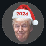 Adesivo Redondo Papais noeis Engraçados Trump 2024 Presente de Tru<br><div class="desc">Papais noeis Donald Trump 2024 Tornem o Excelente de Natal Novamente Engraçado Trump Xmas dá a ideia de homens, mulheres, crianças, meninos, meninas, mãe, pai, filho, filha, avô, avó, família ou amigo que amam apoiadores Trump ou Trump vestirem na festa de Natal ou no mercado de Natal! Trump 2024 Retire...</div>