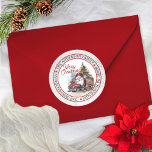 Adesivo Redondo Papais noeis | Red Truck Christmas Circ Return Add<br><div class="desc">Papais noeis de aquarela e vintage bonitos parecem um caminhão vermelho, com o envelope circular "Feliz Natal" ou selo de pacote. Design apresenta uma ligeira cinza de fundo aquoso nas jantes externas do círculo como pano de fundo para queda de neve. Simplesmente personalize com sua saudação, nome ou nome da...</div>