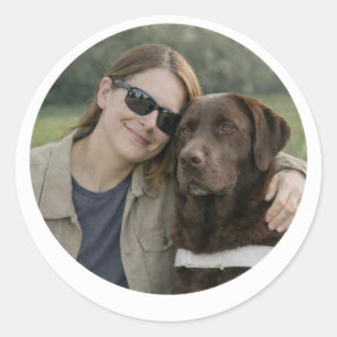 Adesivo Redondo Parceria de Cão-Guia Labrador Chocolate – Mulher