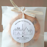 Adesivo Redondo Paris Skyline | Mensagem de boas-vindas do casamen<br><div class="desc">Melhore seus pacotes de boas-vindas do casamento ou favoritos para festas de eventos com um conjunto personalizado de adesivos de boas-vindas! Estes elegantes e mínimos autocolantes são adaptados para um casamento que acontece na bela cidade de Paris, França. Eles apresentam um horizonte moderno de deco com o nome da cidade...</div>