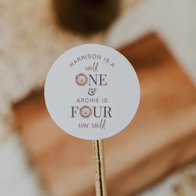 Adesivo Redondo Partido Comum Selvagem Um e Quatro Nunca Selvagem (Criador carregado)